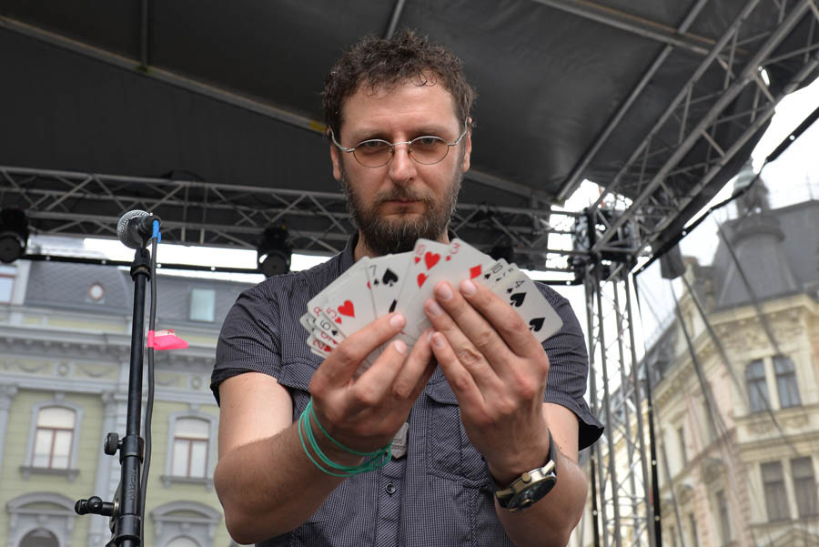 Kouzelník Pavel Soukup s kartami Kouzelník Pavel Soukup s kartami