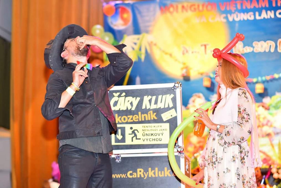 Kouzelník pro děti Čáry Kluk v kulturním středisku v Lidových sadech v Liberci Kouzelník