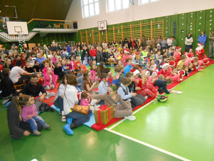 Kouzelník a diváci v hledišti Kouzelník a diváci v hledišti